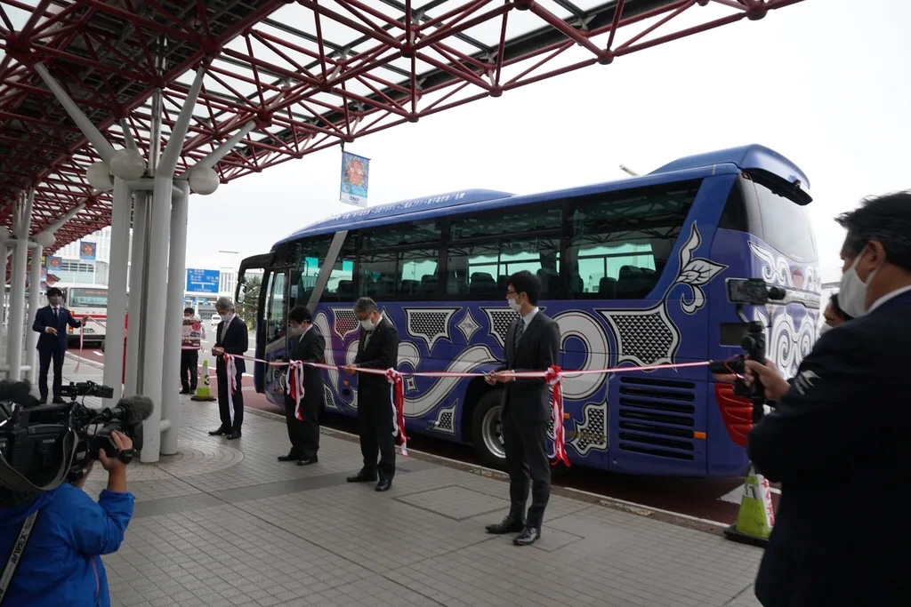 セタプクサ号のテープカット