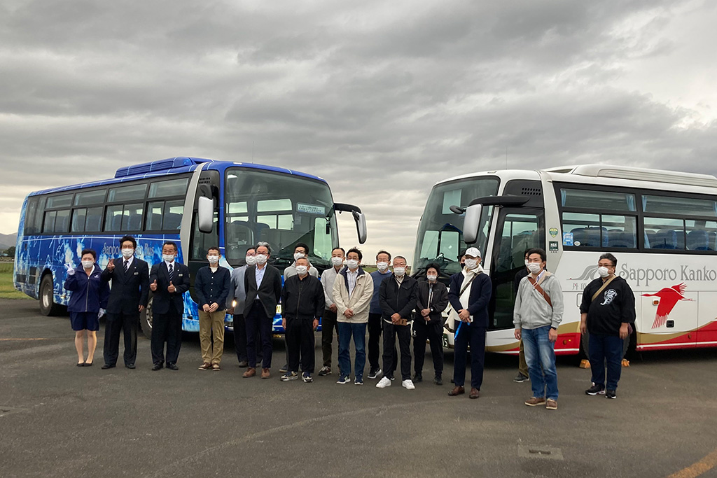 運転体験ツアーに参加された皆さんとの記念写真