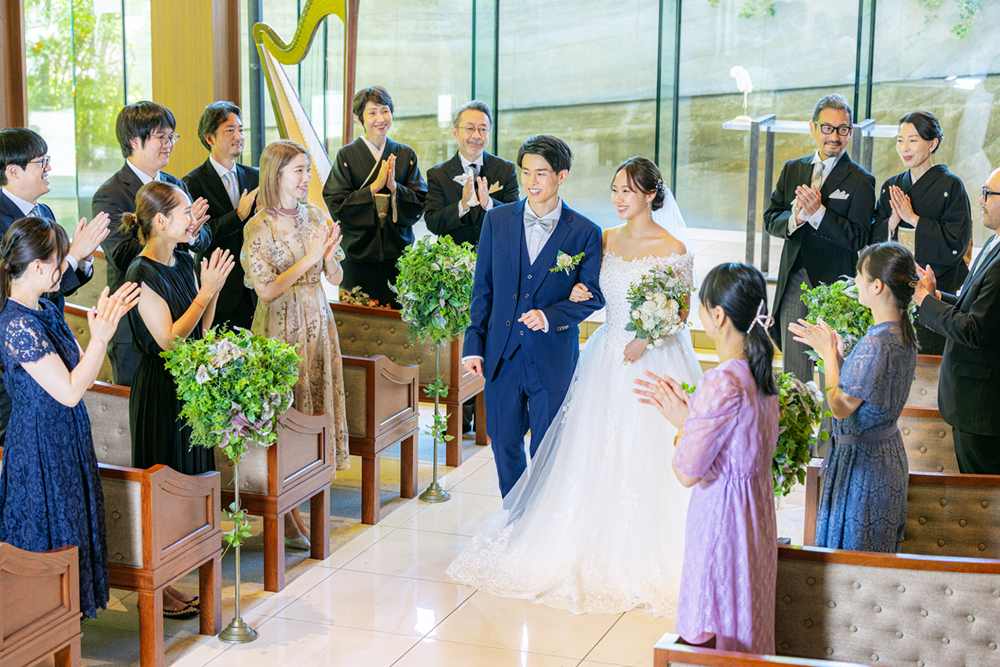 教会で結婚式を挙げている人たち