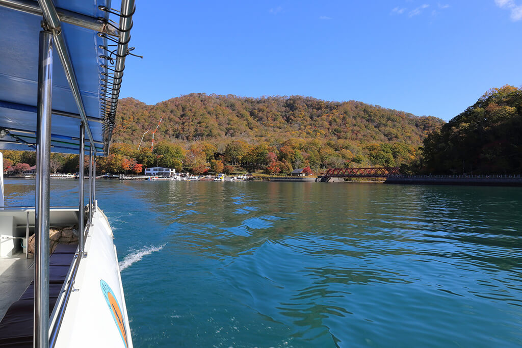 遊覧船からの支笏湖の紅葉