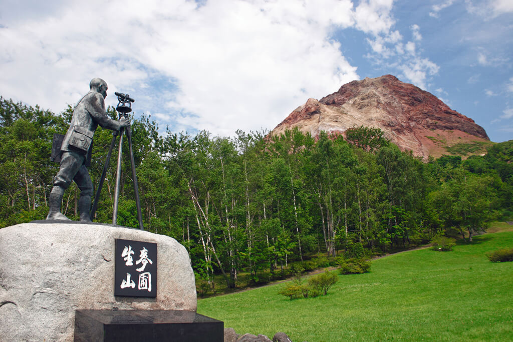 三松正夫像と昭和新山