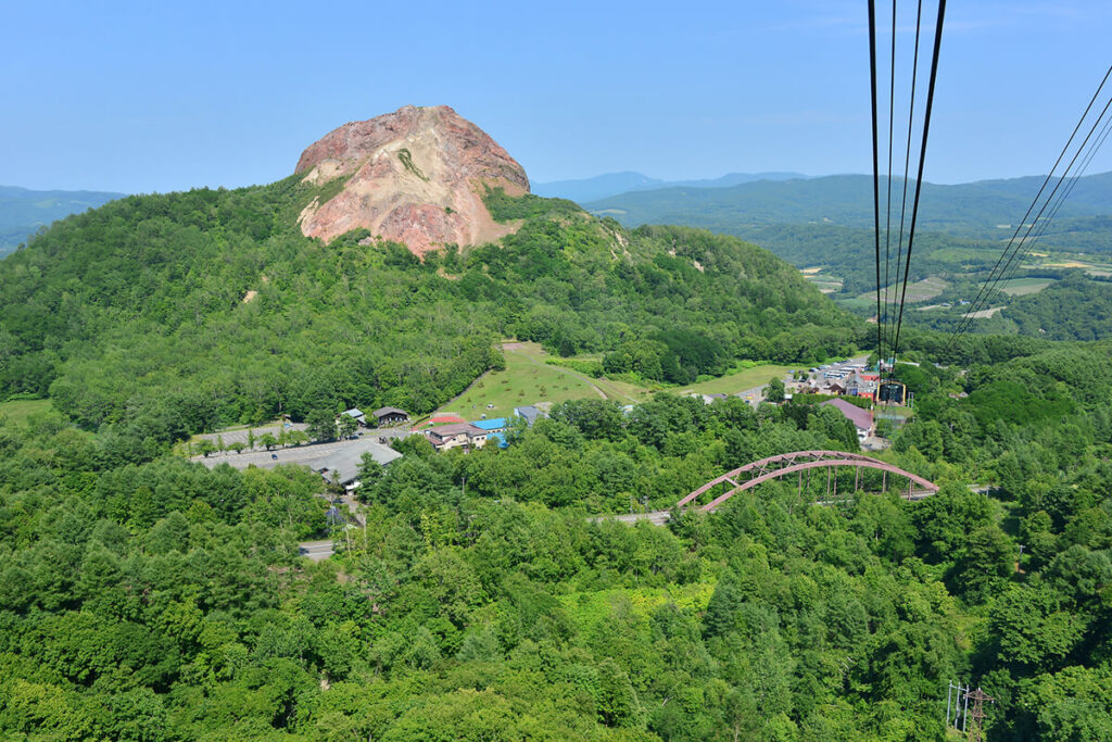 有珠山ロープウェイのレールと昭和新山