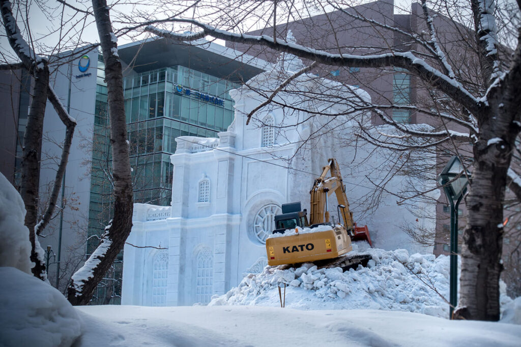 さっぽろ雪まつり終了後に雪像が解体される様子