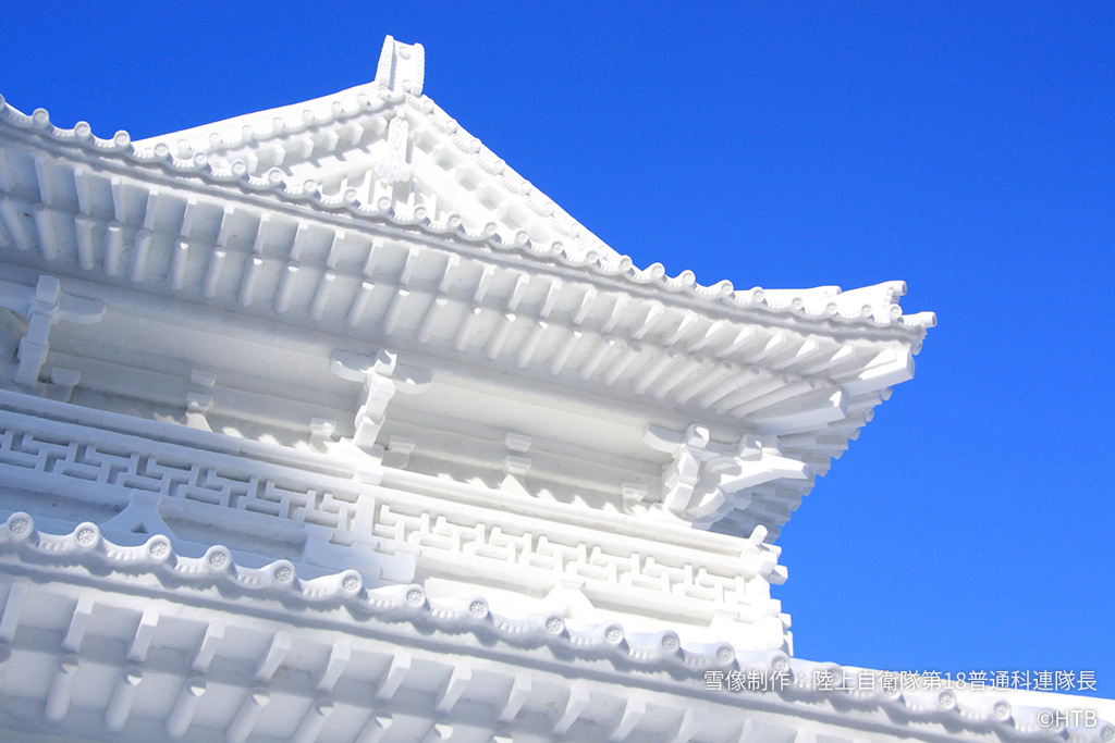 さっぽろ雪まつりの大雪像と青空