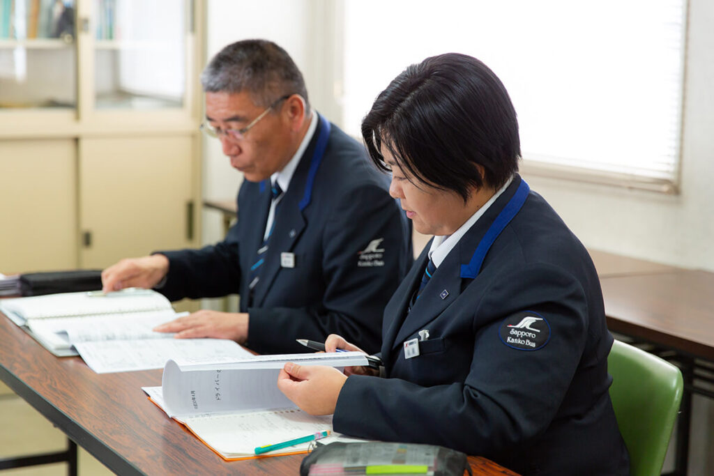 研修を受ける新人女性運転士