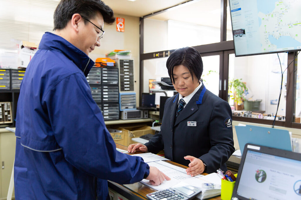 出発前の新人女性運転士