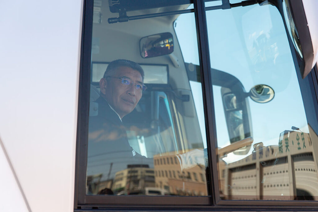 運転席から外を眺める運転士