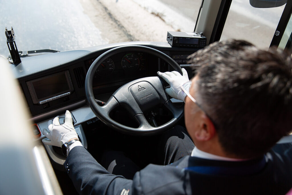 バスを運転する運転士