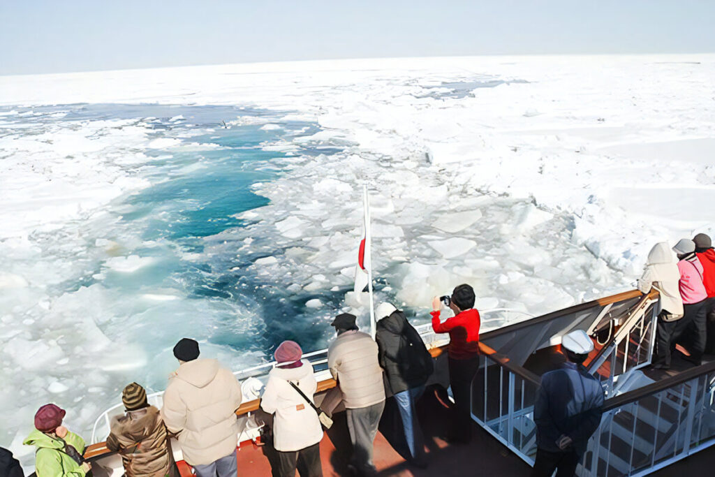網走流氷観光砕氷船おーろらの展望デッキ