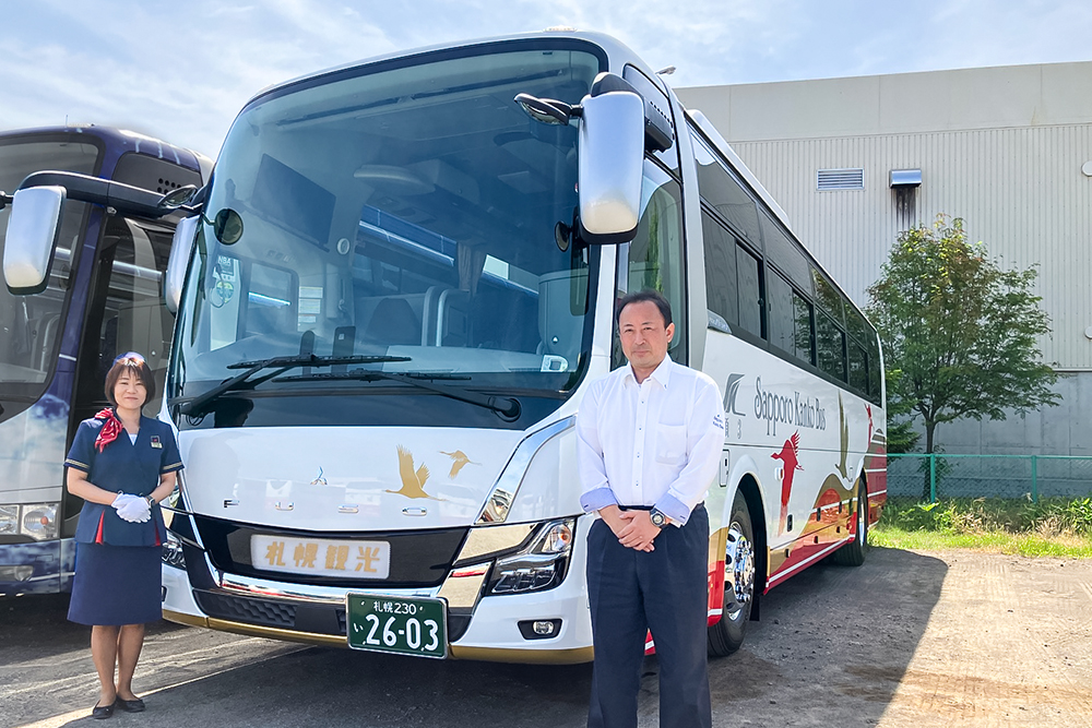 新車バスとドライバーとバスガイド