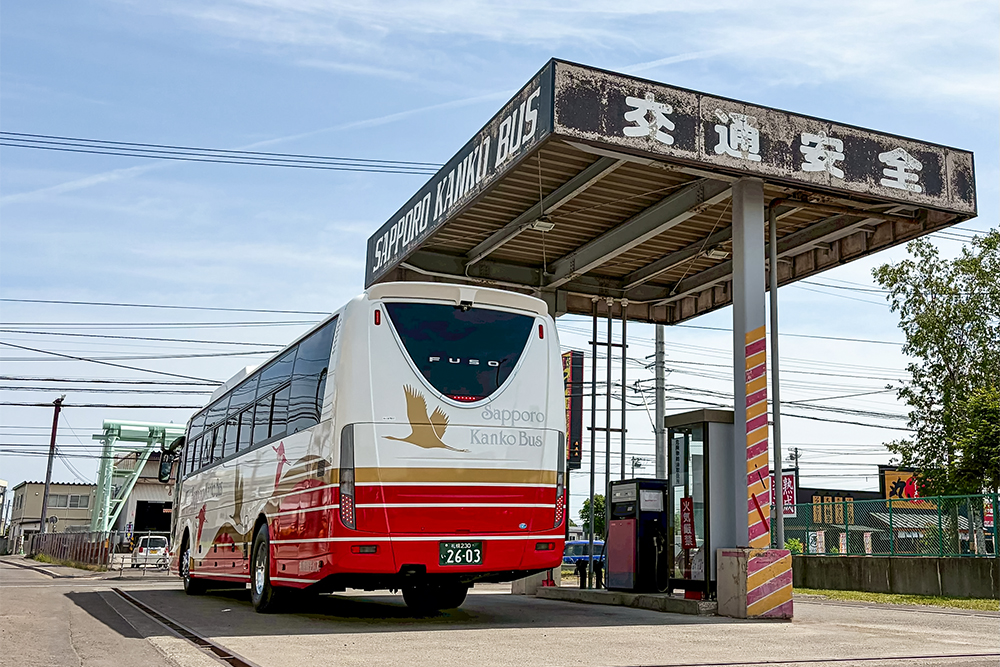 出庫する新車バス